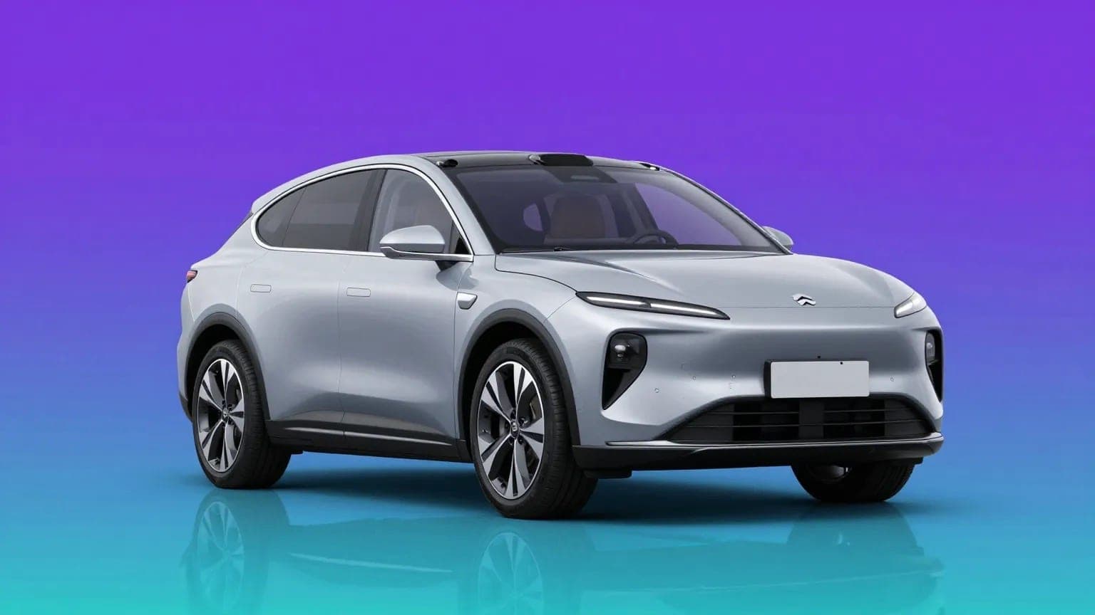 Modernes Elektroauto vor einem violett-blau-türkisen Farbverlauf
