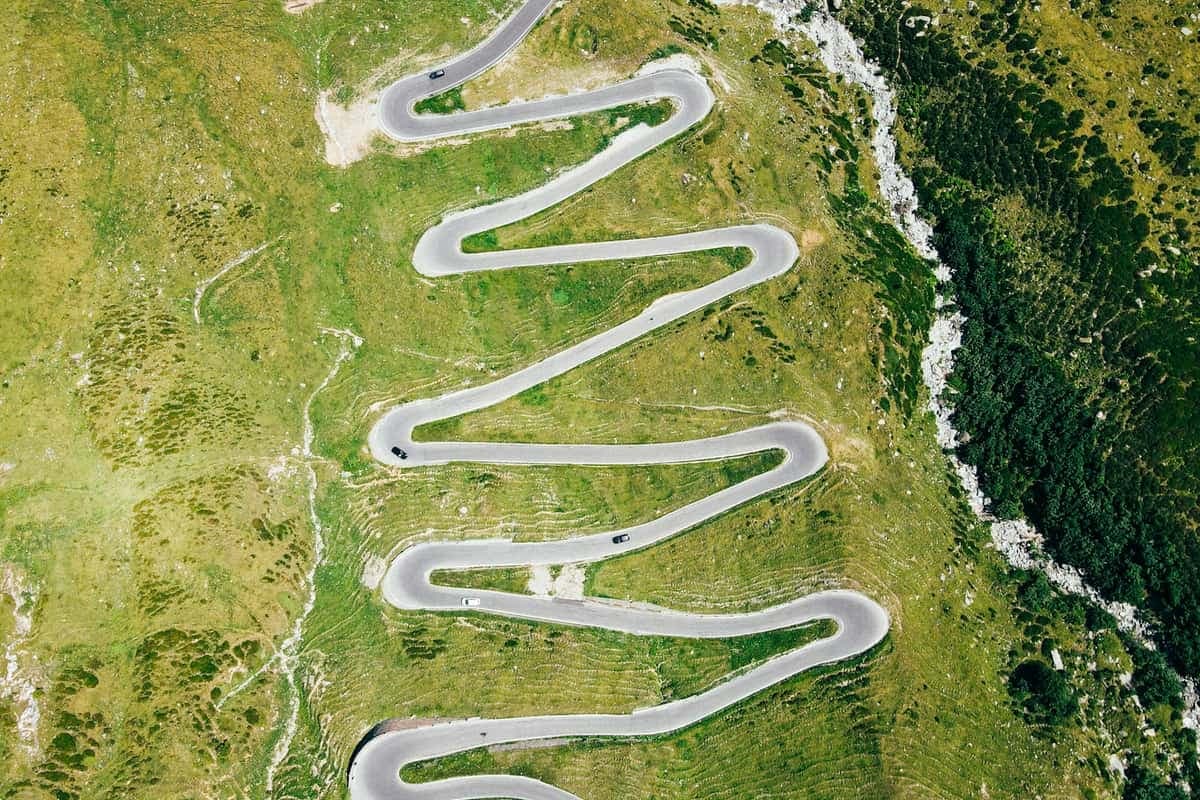 Serpentinenstrasse in den Bergen aus der Luft