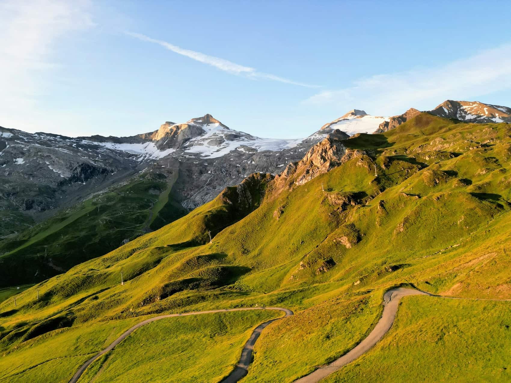 Bergstrasse in den Alpen im Abendlicht